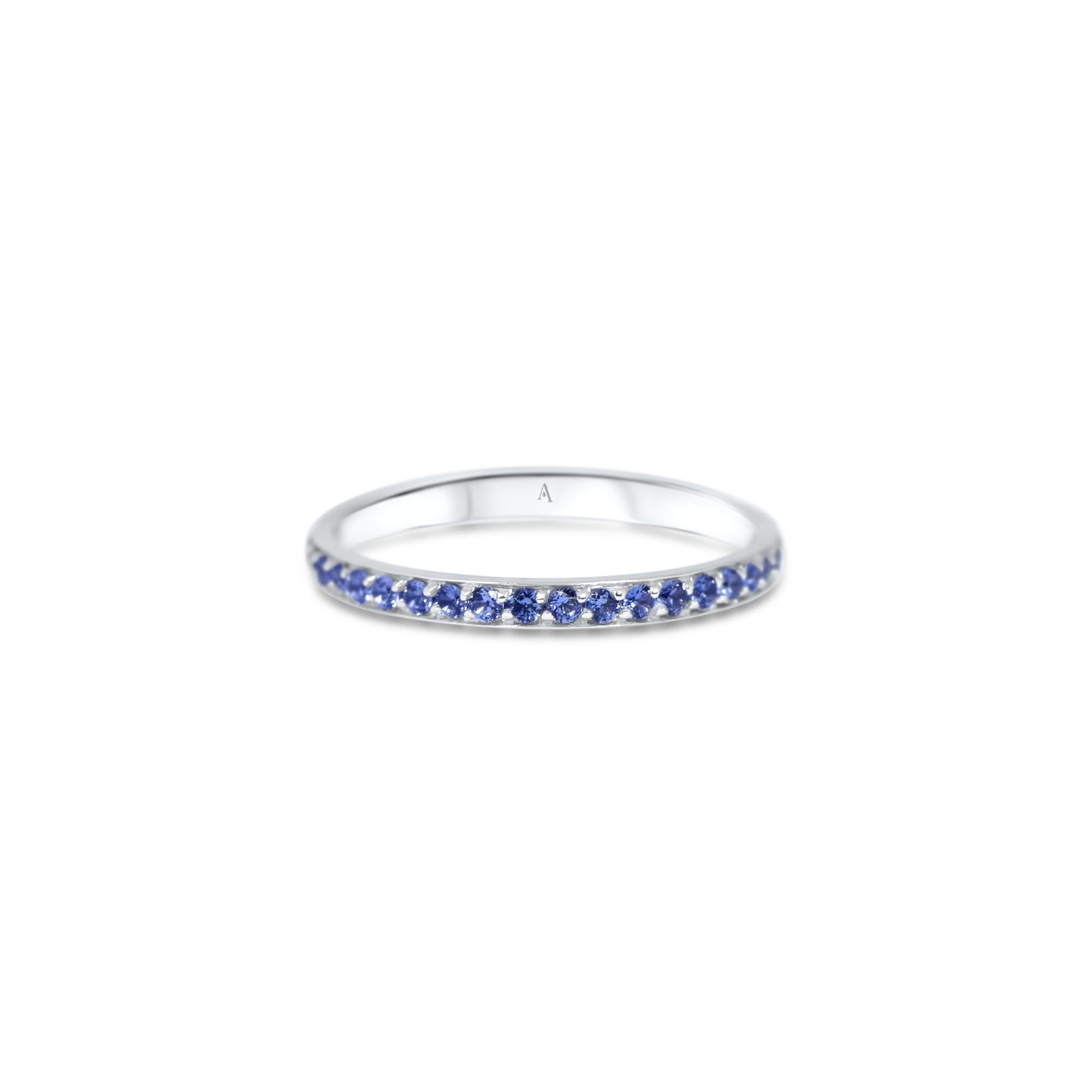Rainbow Bleu est une bague mémoire sublimée par un sertissage complet d'environ 39 saphirs bleus Linea Verde. 