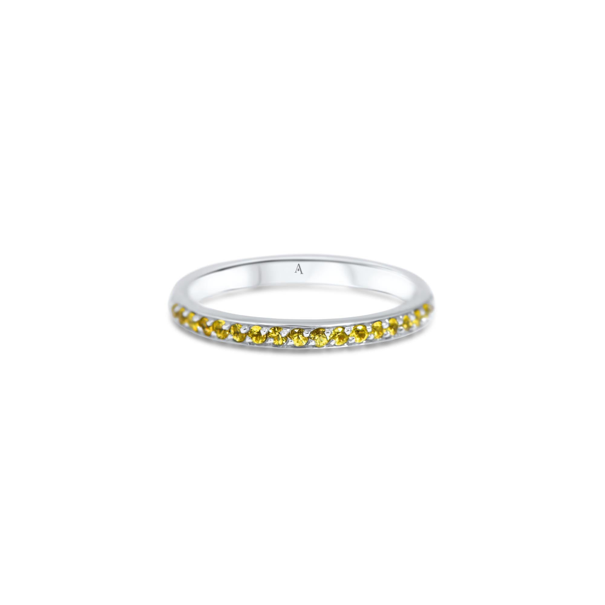 Rainbow Rouge est une bague mémoire sublimée par un sertissage complet d'environ 40 saphires jaune Linea Verde. 