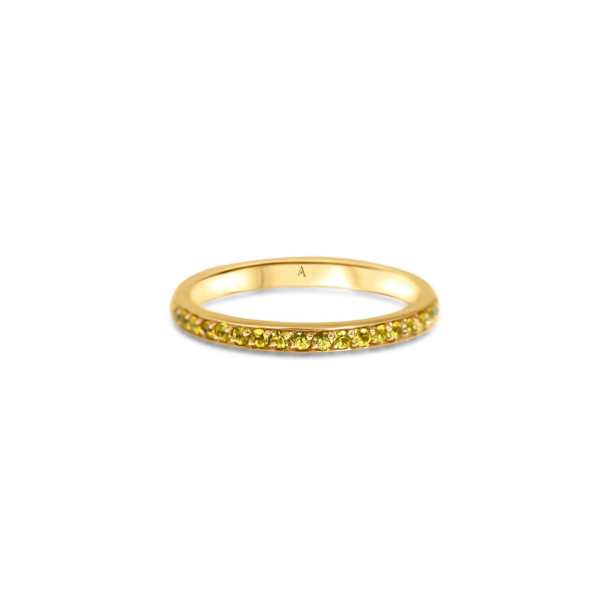 Rainbow Rouge est une bague mémoire sublimée par un sertissage complet d'environ 40 saphires jaune Linea Verde. 