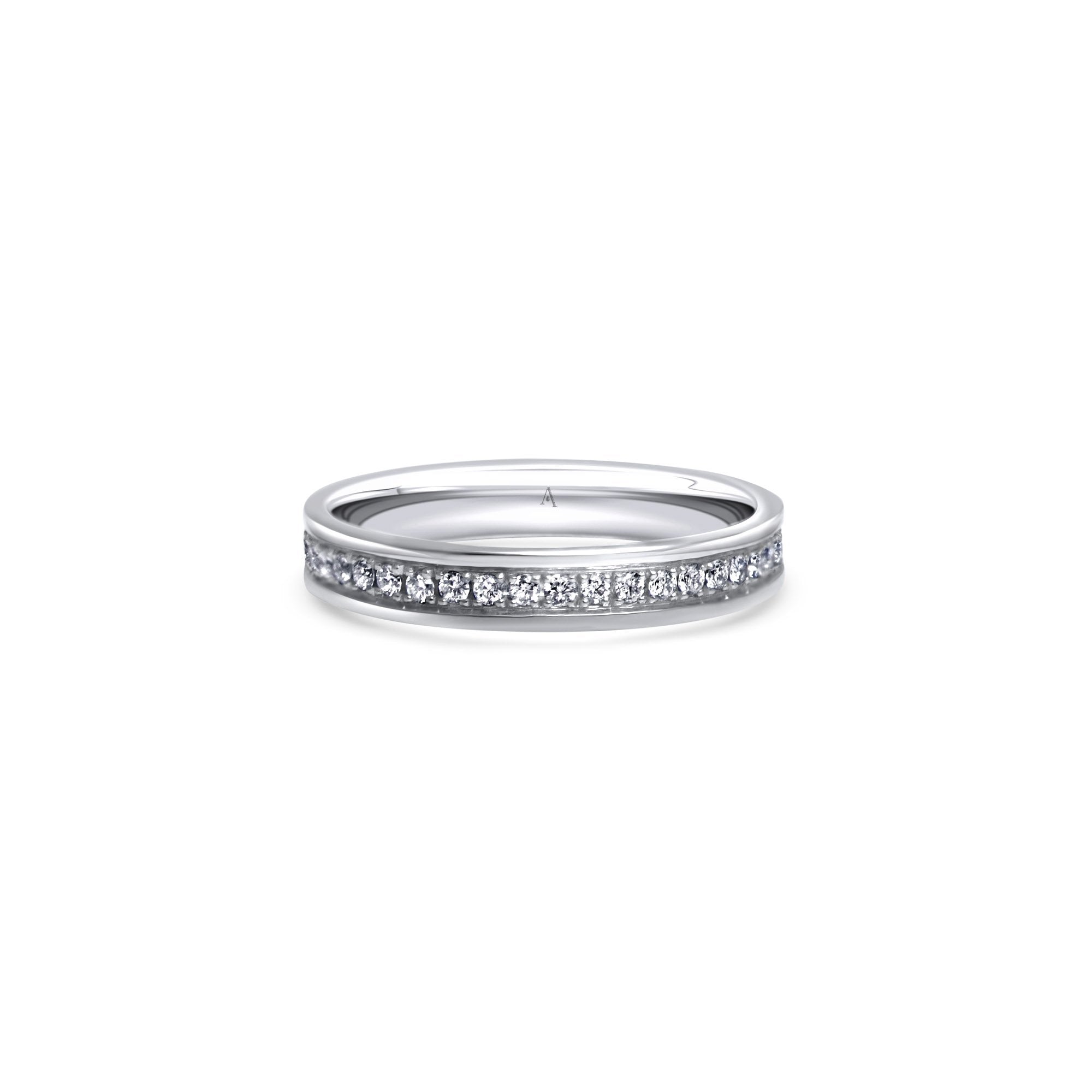 The Infinity Bloom est une bague mémoire de profil plat sublimée par un sertissage complet de diamants Linea Verde (environ 42 brill TW, VS 0.38ct). 