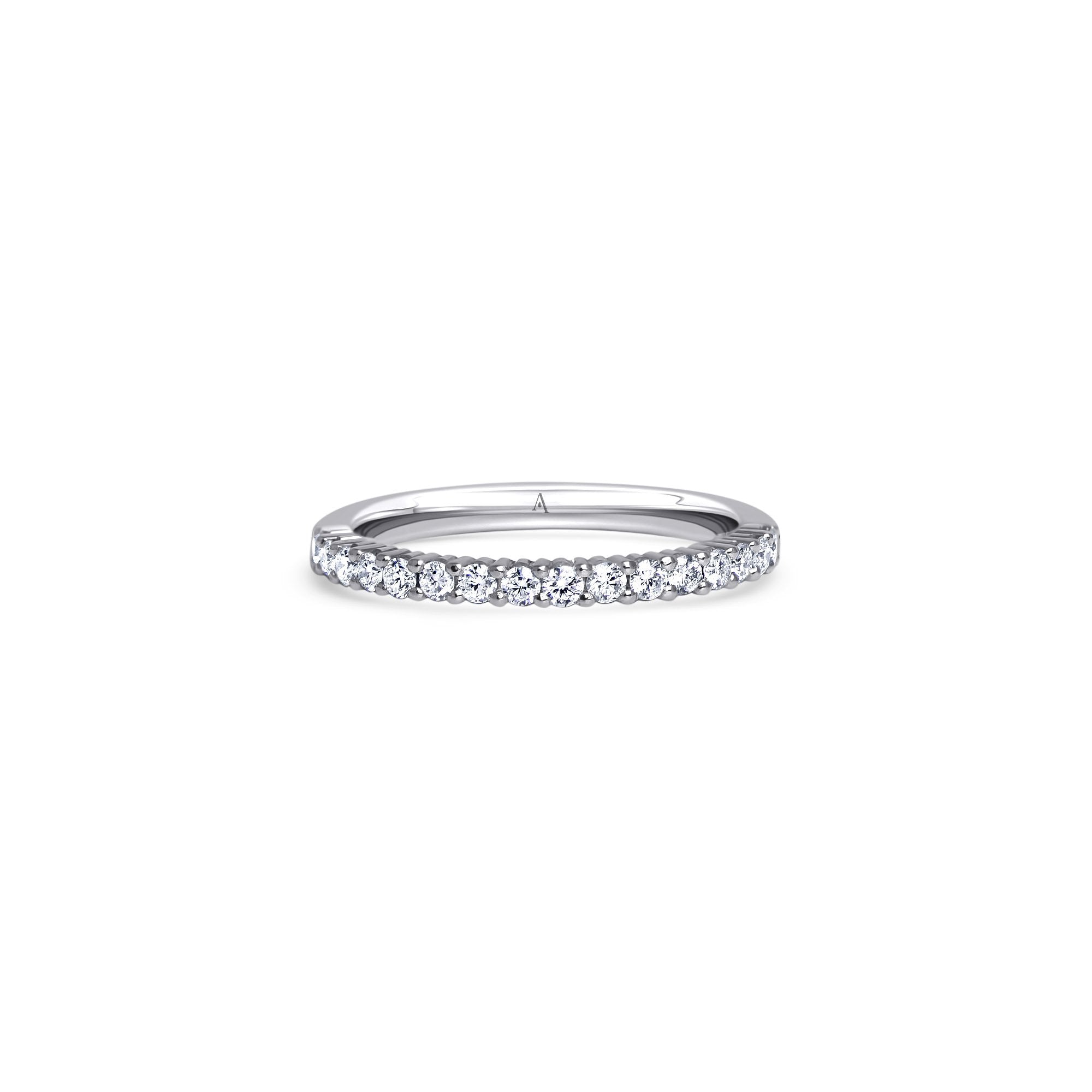 The Morning Glory est une bague mémoire arrondie sublimée par un demi-sertissage avec griffes qui soutiennent environ 16 diamants brilliants (0.34cts F/VS) Linea Verde.