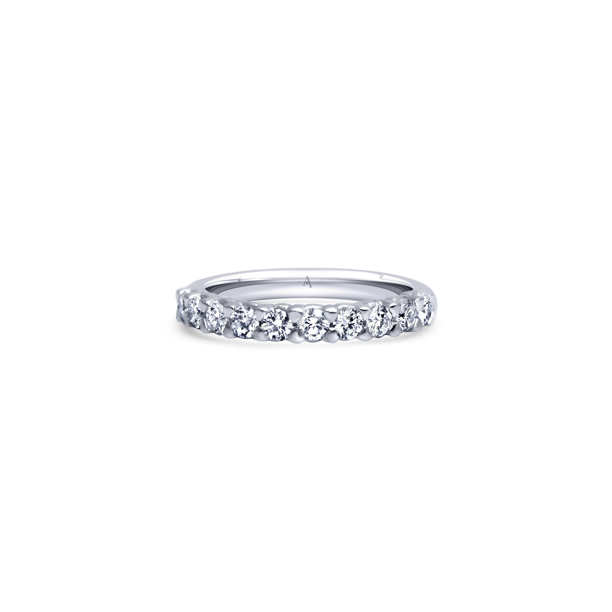 The Crowned Lady est une bague mémoire sublimée par un demi-sertissage  avec griffes qui soutiennent environ 10 diamants brilliants (0.47cts TW, VS) Linea Verde. 