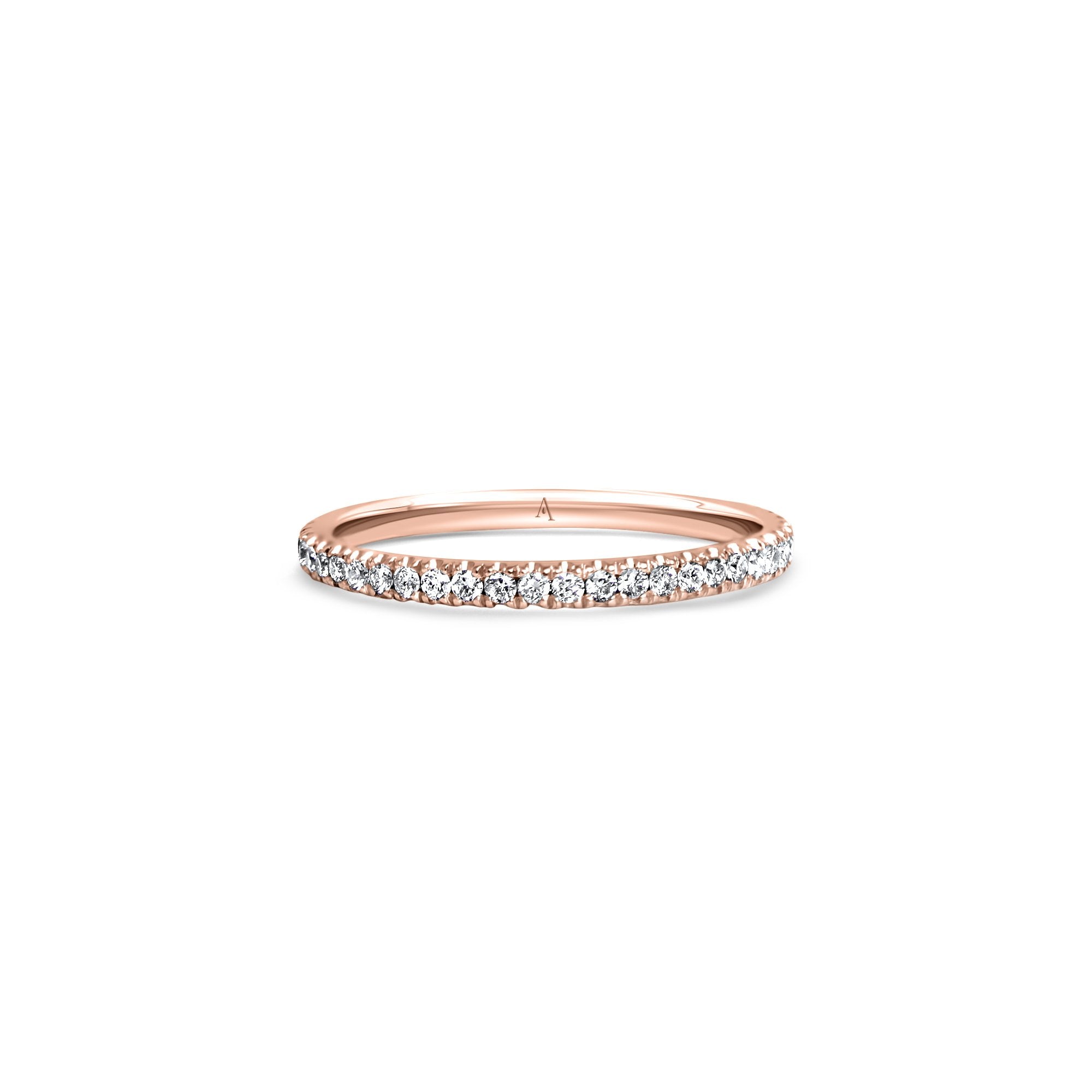 The Fancy Bubbles est une bague mémoire sublimée par un sertissage complet avec griffes qui soutiennent environ 46 diamants brillants (TW VS 5ct) Linea Verde. 