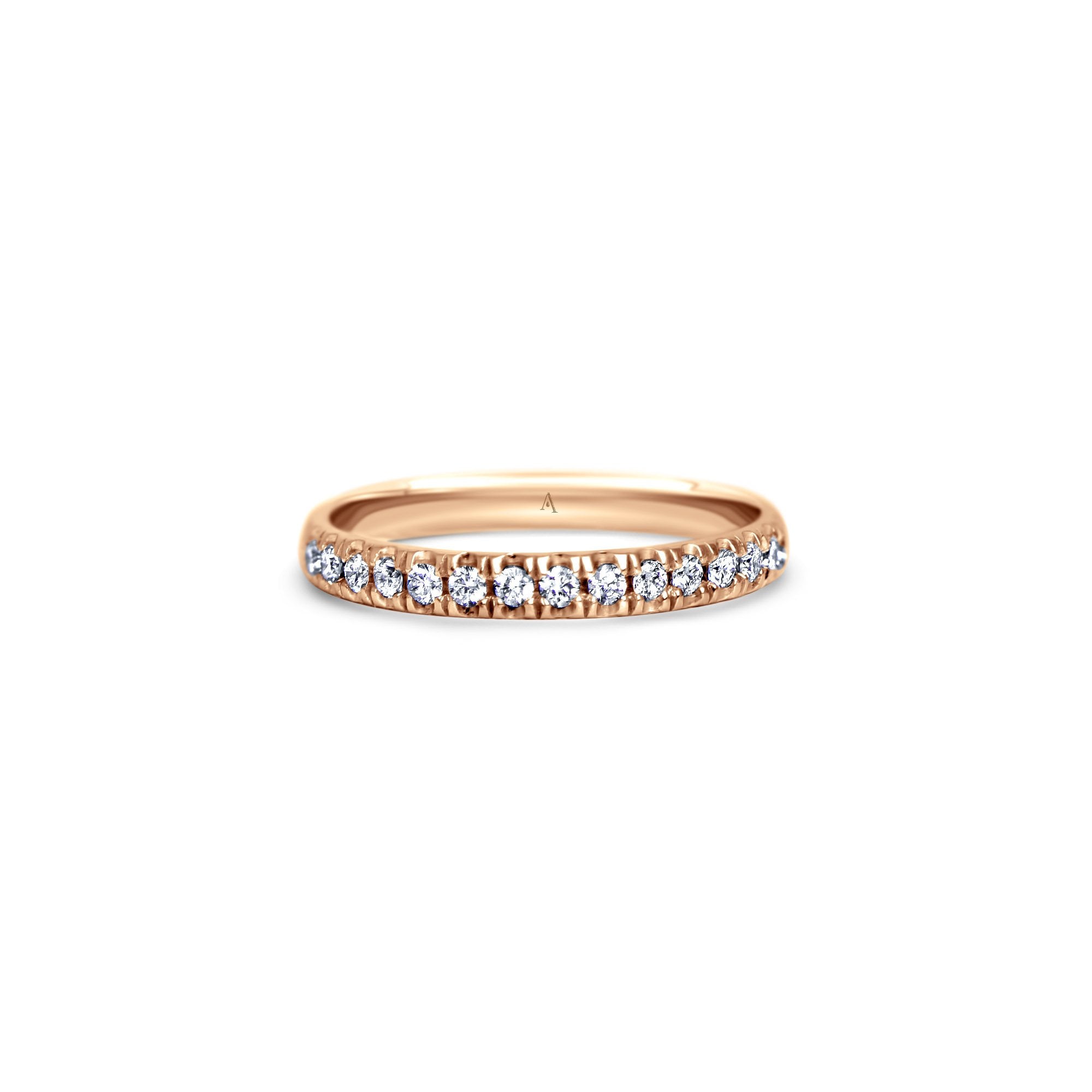 Thousand Reasons est une bague mémoire sublimée par demi sertissage de diamants Linea Verde (environ 15 diamants F/VS). 