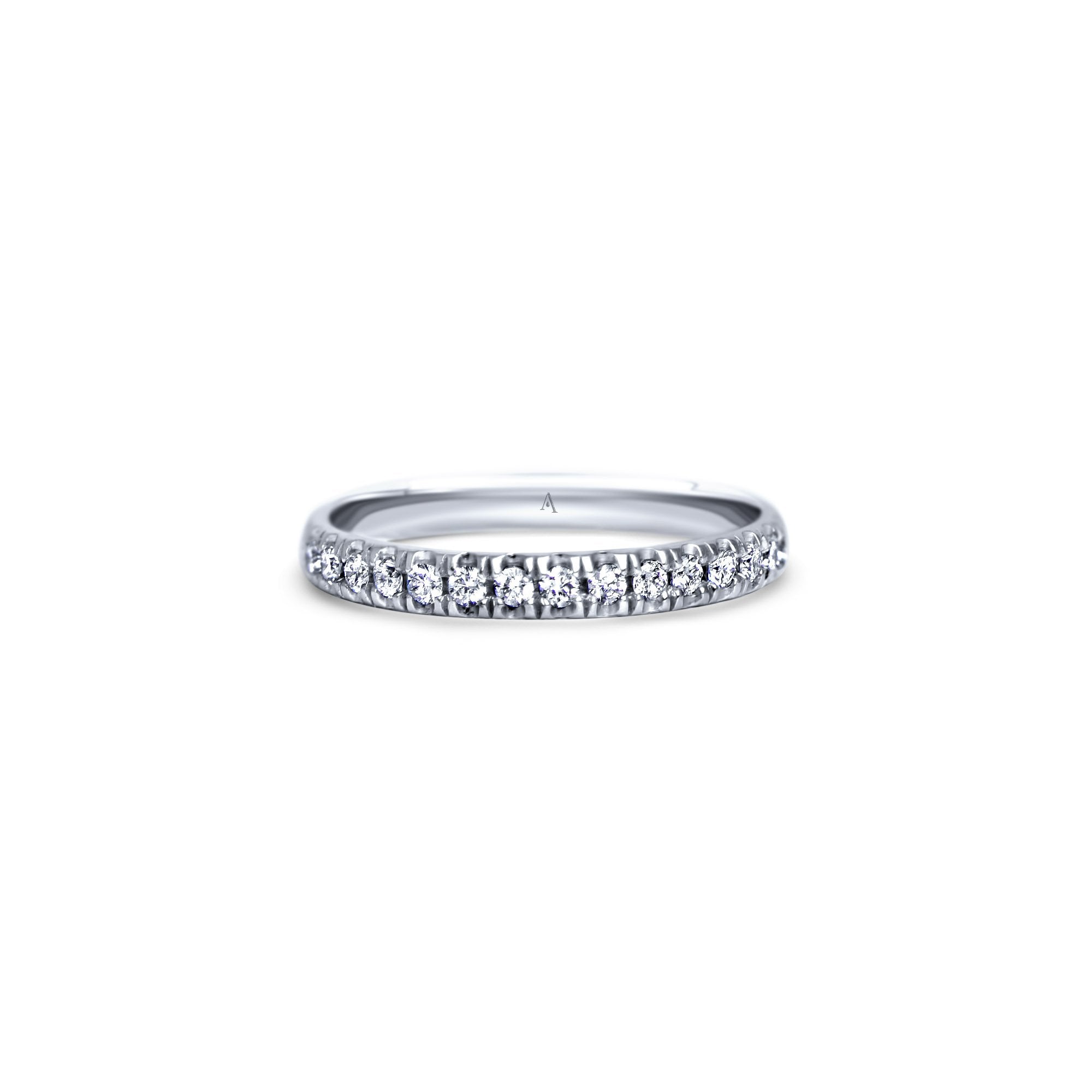 Thousand Reasons est une bague mémoire sublimée par demi sertissage de diamants Linea Verde (environ 15 diamants F/VS). 