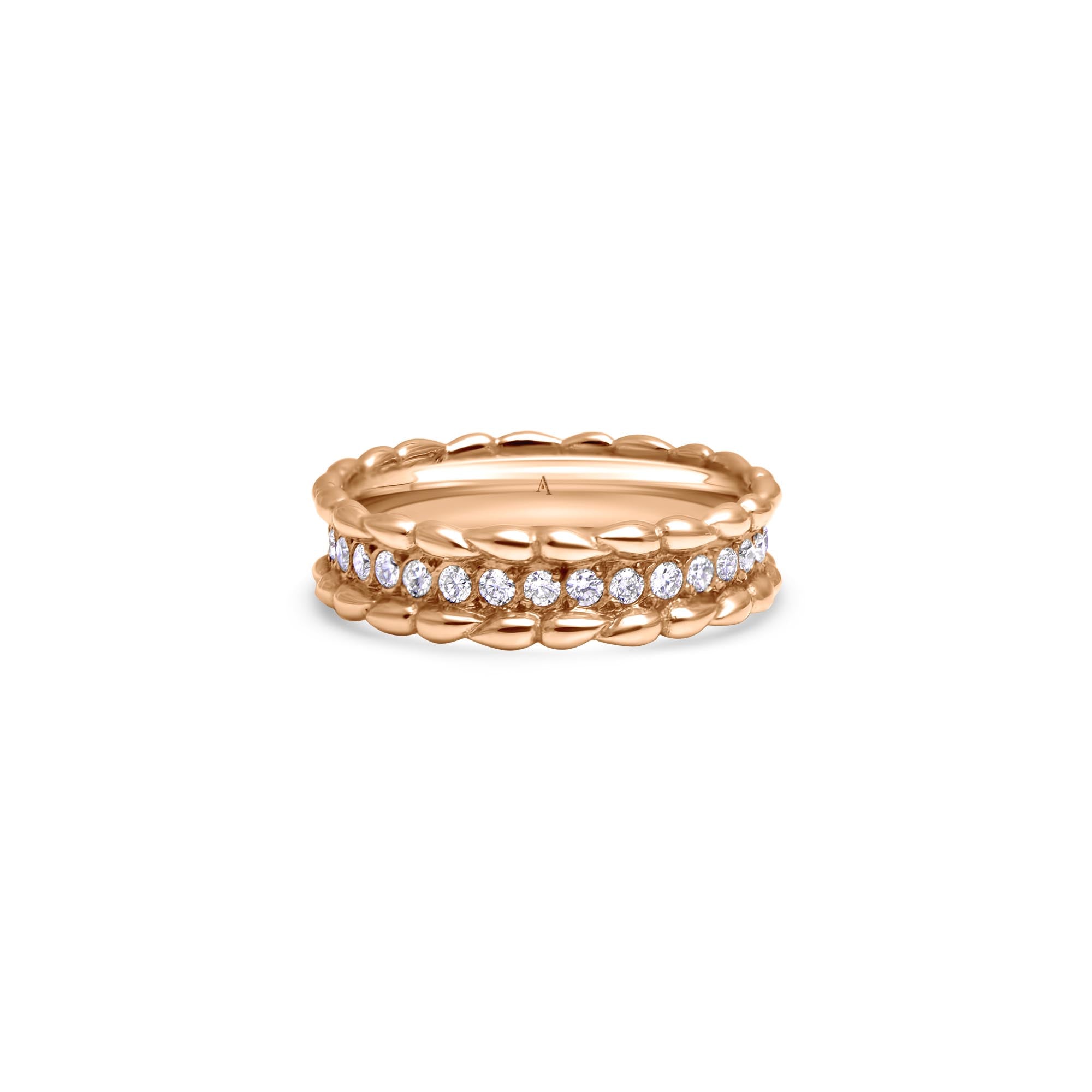 The Infinity Drop Crown est une bague Mémoire avec une double rangée de goutes qui entourent un pavé de diamants faisant le tours complet (environ 35 brill TW, VS 0.48ct.).
