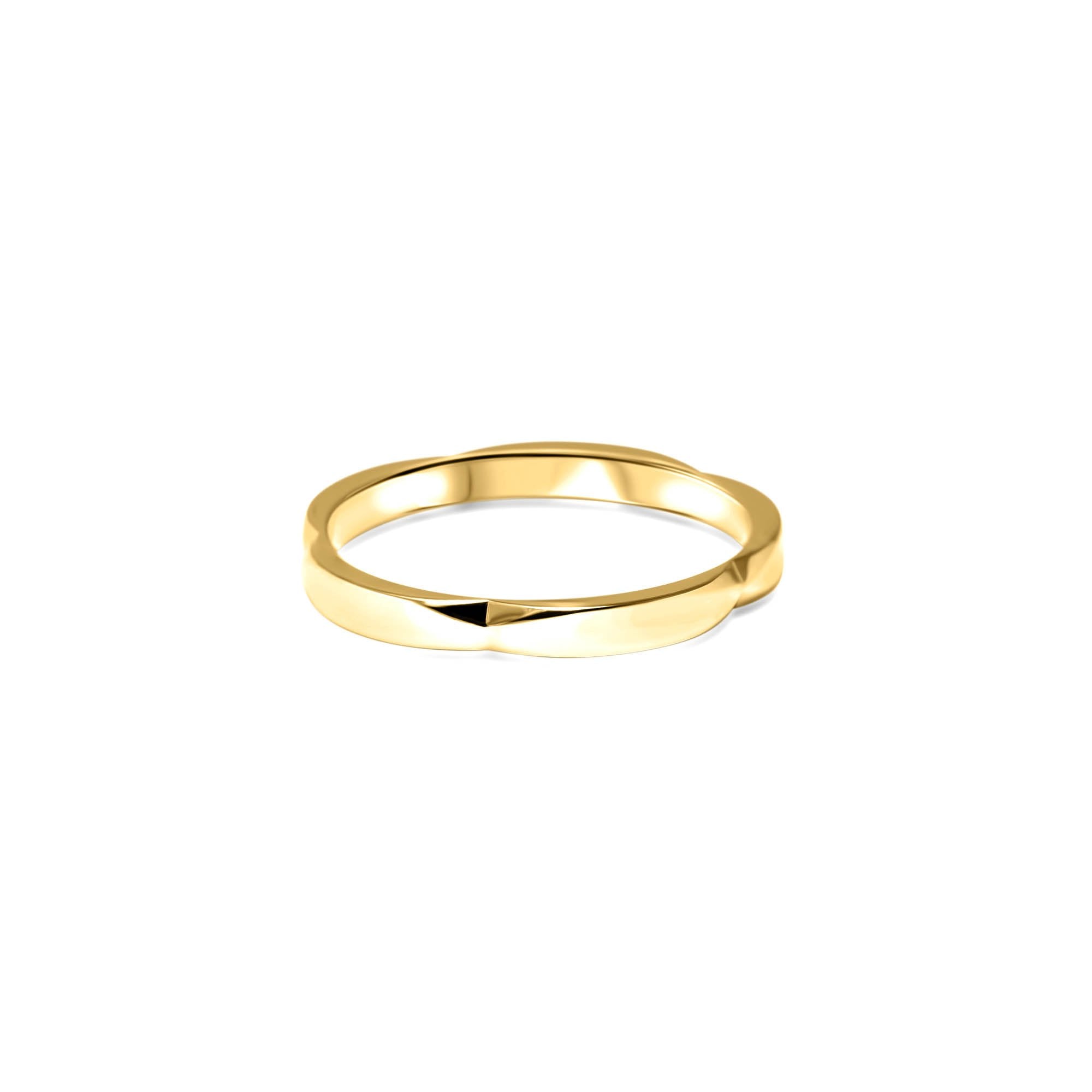 The Five Petals Shape est une alliance fine or 18 carats ou platine 950 qui reproduit la forme de cinq pétales. Le profil de la bague est bombé à l’extérieur et plate à l’intérieur.