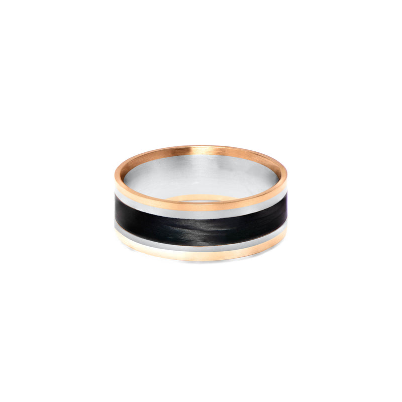 The Trichromatic Band est une alliance composée de métal de différent couleur (or 18 carats ou platine 950) et une bande en carbone. La bande de carbone est placée au centre de l'alliance et celle-ci est entourée par de l'or rouge ou jaune, les bords de l'alliance sont en or blanc ou en platine à choix.  La largeur de cette alliance est de 8mm, le profil de la bague est plat avec bords arrondis.