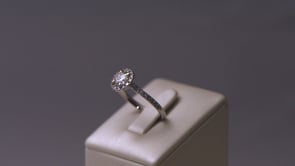 The Funkee Girl 0.50 carats - Or Blanc – Solitaire en or 18k – détail porté