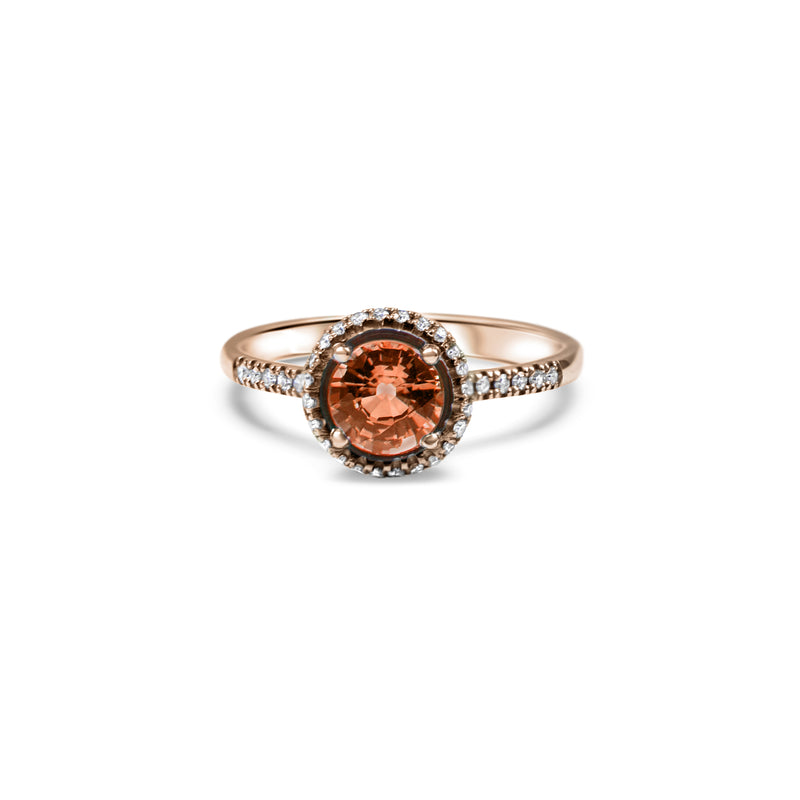 Solitaire avec une opale de feu de 0.50 ct. entourée d’un halo de diamants lumineux de culture. 