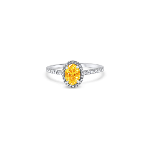 Bague de fiançailles avec d'un diamant culture jaune taille ovale de 0.75ct. entouré d'un halo en micropavage, monté sur un anneaux embelli d'un fin micropavé. 
