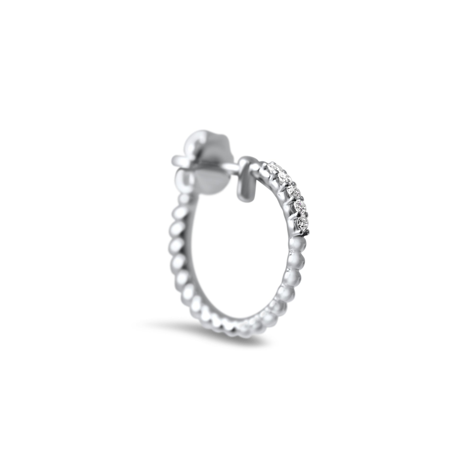 Angel's Halo est une paire de boules d’oreilles créoles avec une décoration en forme de gouttelettes. 