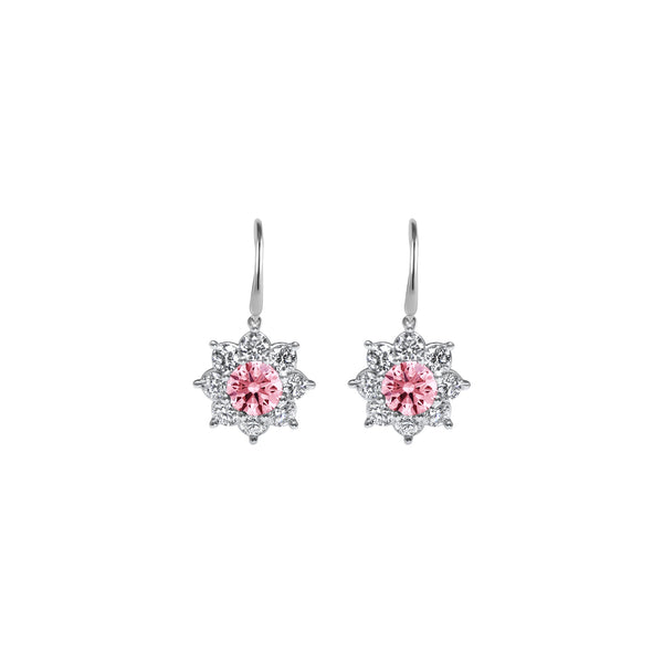 Boucles d'oreilles pendantes avec une pierre de couleur couronné par huit pétales de diamants de culture qui apportent une touche fleurie et colorée.