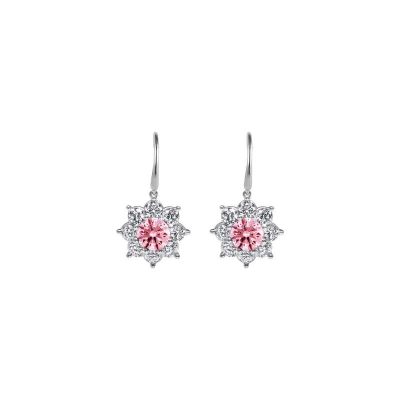 Boucles d'oreilles pendantes avec une pierre de couleur couronné par huit pétales de diamants de culture qui apportent une touche fleurie et colorée.