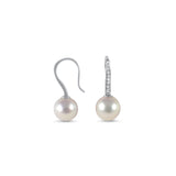 Boucles d'oreilles en or blanc avec une perle soutenue par une tige en or blanc sertie de dix diamants taille brillant.