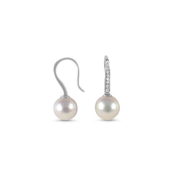 Boucles d'oreilles en or blanc avec une perle soutenue par une tige en or blanc sertie de dix diamants taille brillant.